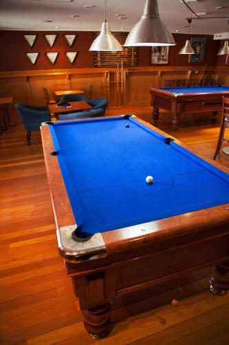 a pool table in a billiard room withbid at Wilsonton Hotel Toowoomba in Toowoomba