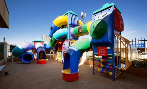 Wilsonton Hotel Toowoomba في توومبا: ملعب مع مجموعة من معدات اللعب