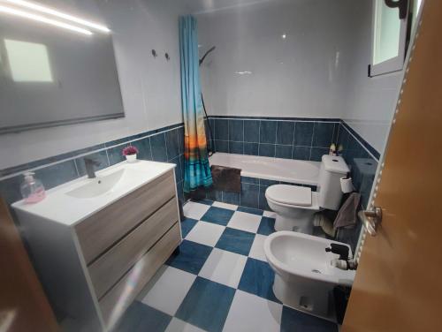 La salle de bains est pourvue d'un lavabo, de toilettes et d'une baignoire. dans l'établissement Casa vacacional Lavernia, à Cabanes