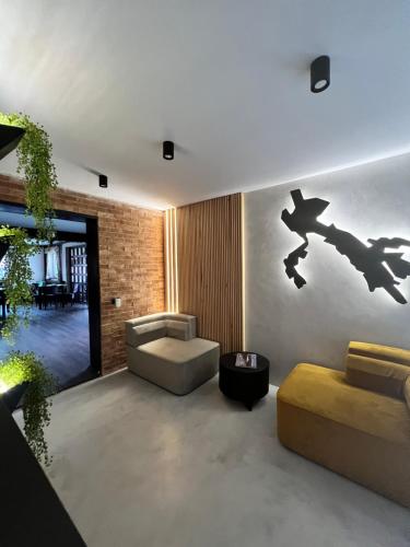 a living room with a wall mural of a bat at Garden Retreat Junior in Bran