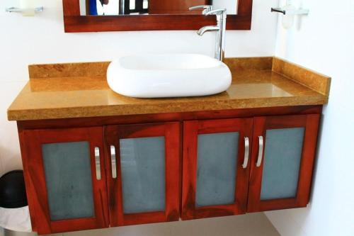 een wastafel met een witte kom erop bij Apartamento con vista al laguito y al mar in Cartagena