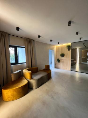 a living room with a couch and a table at Garden Retreat Junior in Bran