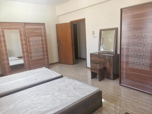 Tempat tidur dalam kamar di Mutrah Lux Apartment