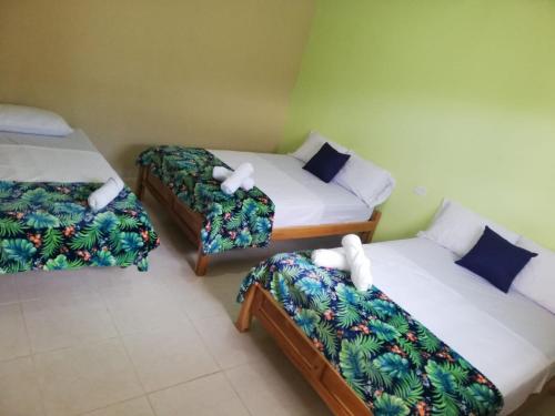 Cama o camas de una habitación en Hostal VILLAS DON PABLO LAS TABLAS