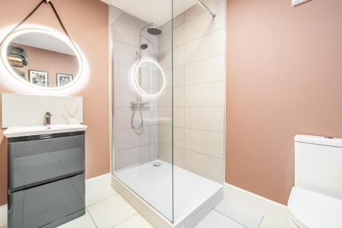 een badkamer met een douche, een wastafel en een toilet bij Mrs Hortons Guest Rooms in Sutterton