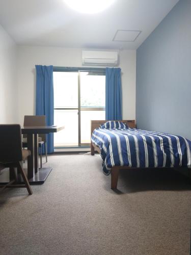 um quarto com uma cama, uma secretária e uma janela em Cate no mori - Vacation STAY 20958v em Shime