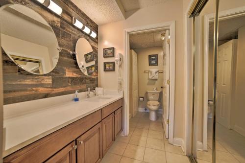 La salle de bains est pourvue d'un lavabo, de toilettes et d'un miroir. dans l'établissement Gatlinburg Condo with Smoky Views Walk to Town!, à Gatlinburg