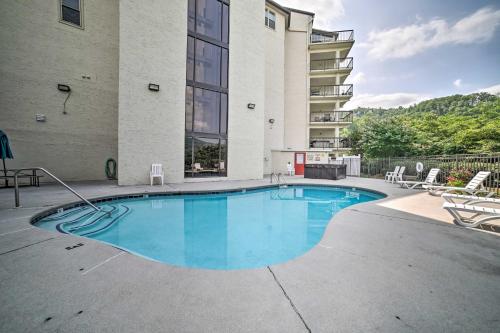 Πισίνα στο ή κοντά στο Mtn-View Gatlinburg Gem with Pool Walk to Town!