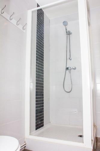 une salle de bain avec une douche avec des toilettes et un lavabo dans l'établissement F2 Duplex chez l'aventurière près Disneyland, à Roissy-en-Brie