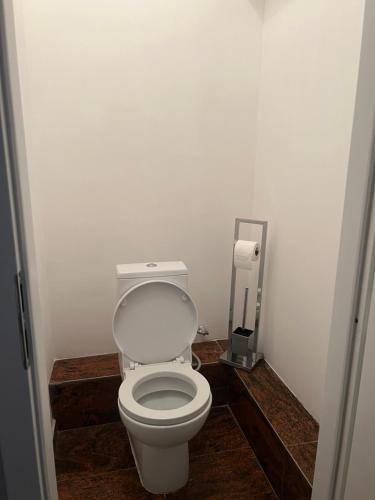 ブラチスラヴァにあるBusiness Boxのバスルーム(白いトイレ付)が備わります。