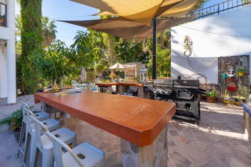an outdoor bar with a table and a grill at Villas del Santo Niño in Loreto