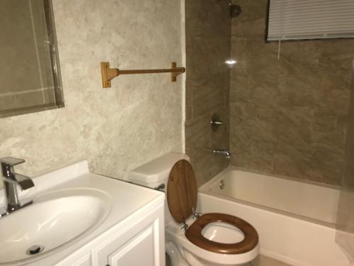a bathroom with a toilet and a sink and a shower at Beautiful 1BD apartment in Los Angeles