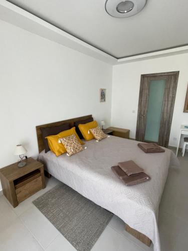 Ένα ή περισσότερα κρεβάτια σε δωμάτιο στο New & Comfortable 7SUN Apartments near sandy beach