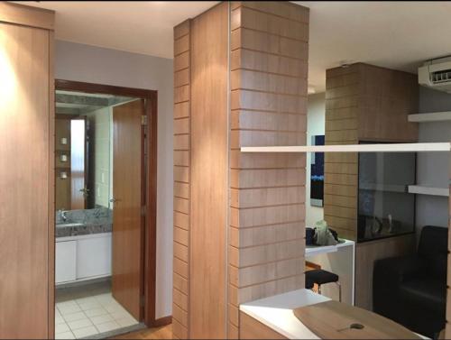 a room with a kitchen and a living room at PROMOÇÃO EXECUTIVA COM BANHEIRA E FLATS SEM BANHEIRA- Melhor Hotel De Taguatinga in Taguatinga