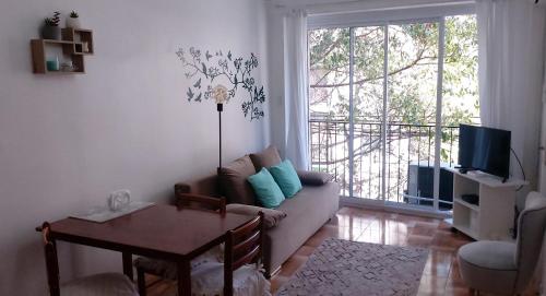 sala de estar con sofá y mesa en Comfortable Equipped Studio, Strategic Location in Palermo - Amplio Monoambiente en Palermo en Buenos Aires