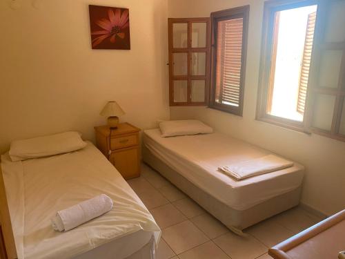 Postel nebo postele na pokoji v ubytování Havuzlu sitede çift verandalı rahat bir villa