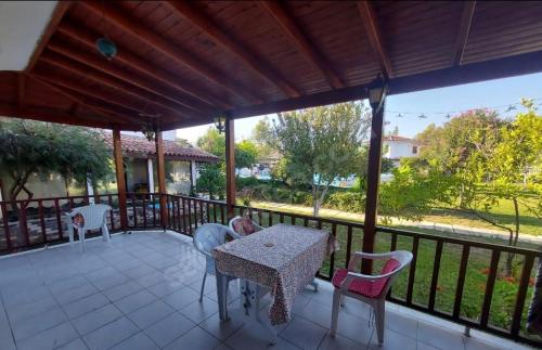 Balkón nebo terasa v ubytování Havuzlu sitede çift verandalı rahat bir villa
