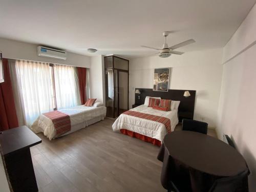 Postel nebo postele na pokoji v ubytování Golf Tower Suites & Apartments