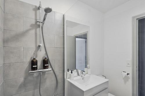 y baño con ducha, lavabo y espejo. en T2 RIEFFEL - Centre-ville - Wifi, en Nozay
