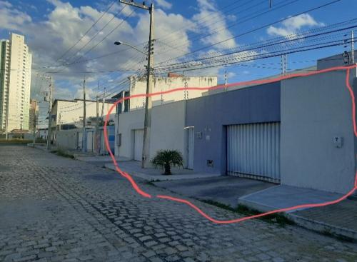 un ruban orange dans une rue à côté d'un bâtiment dans l'établissement FlatStudio04 em condomínio residencial na Nova Betânia, à Mossoró