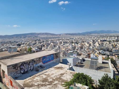 vista de uma cidade a partir do topo de um edifício em Nice Holiday House em Piraeus