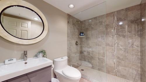 Koupelna v ubytování Top Floor Apartment with Pool and Hot Tub by Harmony Whistler