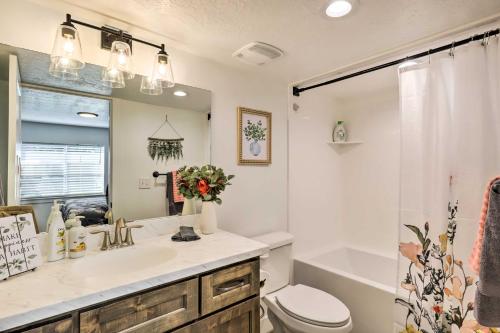 uma casa de banho com um lavatório, um WC e um espelho. em Chic Payson Apartment about 10 Mi to Utah Lake! em Payson
