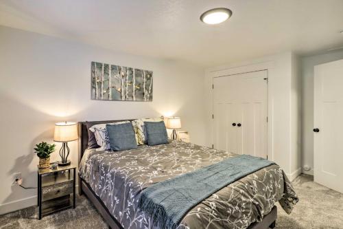 um quarto com uma cama e 2 candeeiros em Chic Payson Apartment about 10 Mi to Utah Lake! em Payson