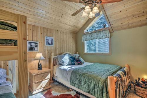 ein Schlafzimmer mit einem Bett und einem Deckenventilator in der Unterkunft Duck Creek Village Cabin Hike, Ski, and Bike! in Duck Creek Village