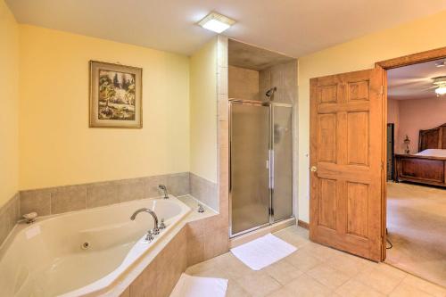 Bilik mandi di Fire Pit, Indoor Pool Access Big Bass Lake Cabin