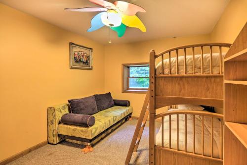 Katil atau katil-katil dalam bilik di Fire Pit, Indoor Pool Access Big Bass Lake Cabin