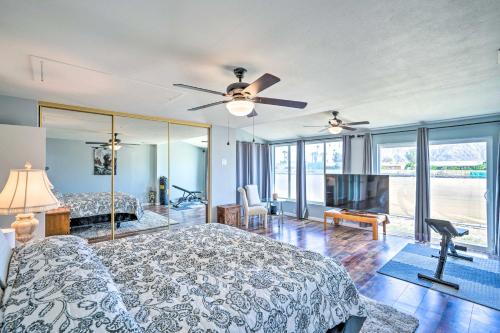 Postel nebo postele na pokoji v ubytování Pool and Spa Sun-Dappled Palm Desert Retreat!