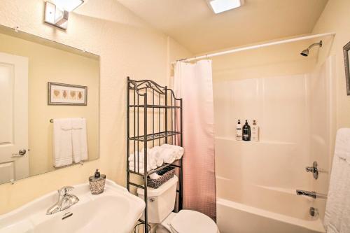y baño con lavabo, aseo y ducha. en Cozy Hot Springs Apartment with Private Hot Tub en Hot Springs
