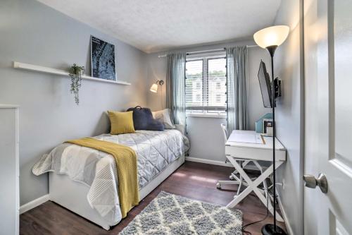 Habitación pequeña con cama y escritorio. en Pittsburgh Retreat with Deck about 4 Mi to Dtwn! en Pittsburgh