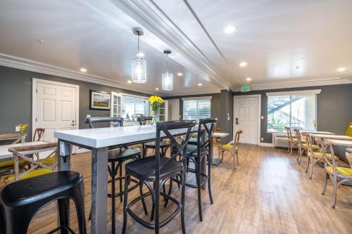 a dining room with a table and chairs at Best Western Plus Dixon Davis in Dixon