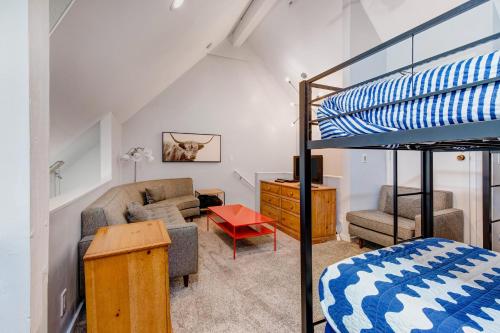 Majestic Mountain Village Getaway في بارك سيتي: غرفة نوم مع سرير بطابقين وغرفة معيشة