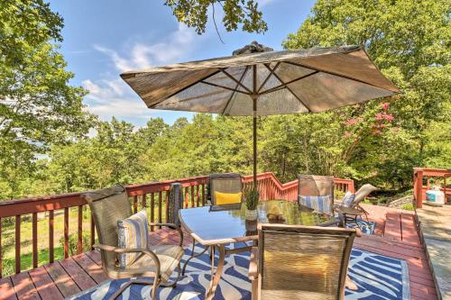Balkón nebo terasa v ubytování Norfork Lake Getaway Deck, 6 Mi to Main St!