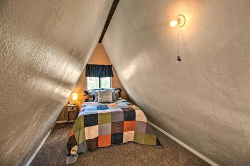 Легло или легла в стая в Cozy A-Frame Cabin in Overgaard Pets Welcome