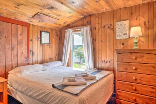Un pat sau paturi într-o cameră la Rustic Cabin Retreat on Rangeley Lake!