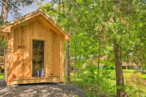 Un jardín fuera de Rustic Cabin Retreat on Rangeley Lake!