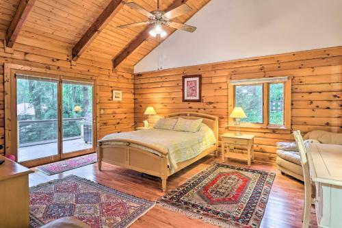 1 dormitorio con 1 cama en una cabaña de madera en Tree-Lined Cruso Cabin with Game Room and Mtn Views!, en Canton