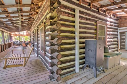 Fotografie z fotogalerie ubytování Pet-Friendly Speedwell Cabin, 1 Mi to Water! v destinaci Alder