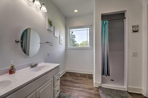 een badkamer met een wastafel en een douche bij Mt Juliet Home Steps to Old Hickory Lake! in Nonaville