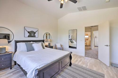 Giường trong phòng chung tại Updated Maricopa Retreat Less Than 2 Miles to Golf!