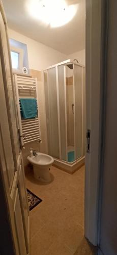 La salle de bains est pourvue d'une douche, de toilettes et d'un lavabo. dans l'établissement La nostra casetta, à Albano Laziale