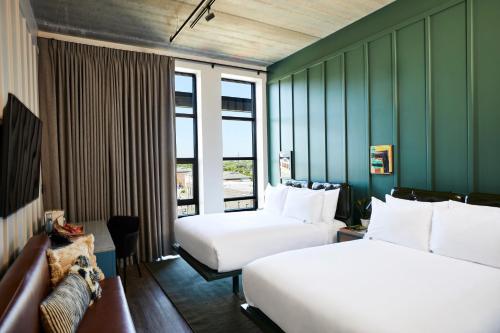 2 łóżka w pokoju z zielonymi ścianami w obiekcie Waymore's Guest House and Casual Club w mieście Nashville