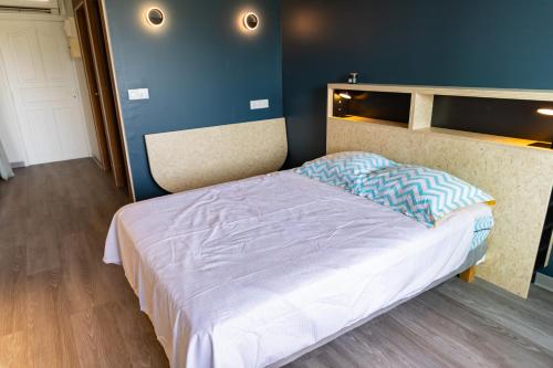 Postel nebo postele na pokoji v ubytování Ti Studio Alizé face à la plage