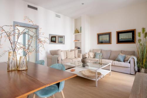 a living room with a table and a couch at Plaza Nueva 2 Bedrooms & 2 Bathrooms in Seville