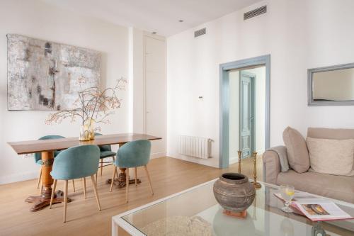 salon ze stołem, krzesłami i kanapą w obiekcie Plaza Nueva 2 Bedrooms & 2 Bathrooms w Sewilli