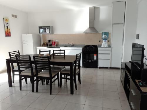 eine Küche mit einem Esstisch und Stühlen in der Unterkunft Alojamientos Litoral - 3A in Gualeguaychú
